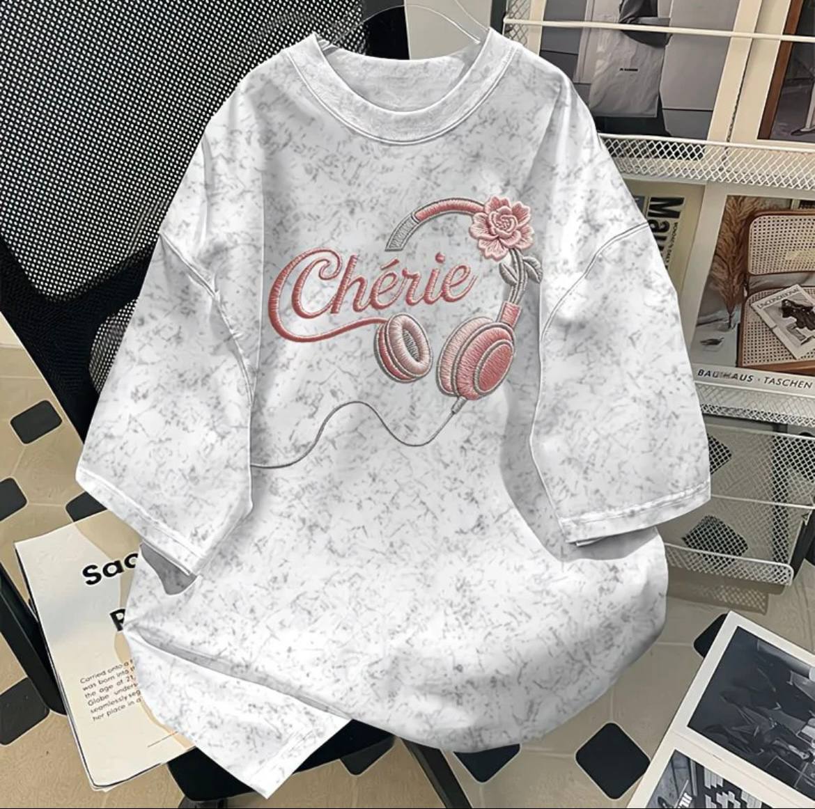 سويت شيرت نسائي “Chérie” 🎧🌸